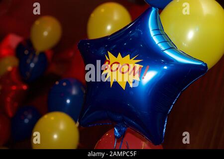 Primo piano di palloncini multicolori da festa. Foto Stock