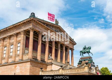 Vecchia Galleria Nazionale con statua equestre in bronzo di Friedrich Wilhelm IV, Museum Island, Mitte, Berlino, Germania Foto Stock