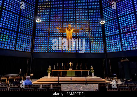 Sala d'altare con resurrezione Cristo di Karl Hemmeter sopra l'altare, vista interna, Kaiser-Wilhelm-Gedaechtniskirche, Charlottenburg, Berlino, Germania Foto Stock