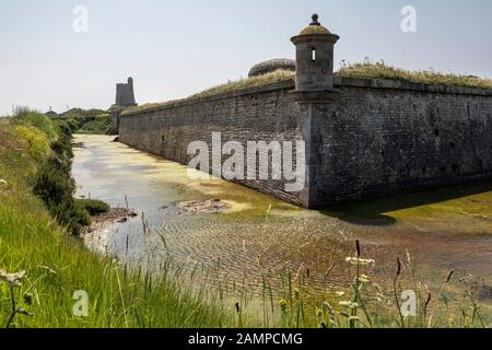 La Hougue e vista verso la torre Vauban, Saint-Vaast-la-Hougue, Manica, Normandia, Francia Foto Stock