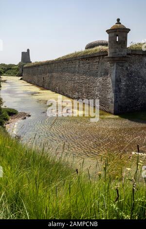 La Hougue e vista verso la torre Vauban, Saint-Vaast-la-Hougue, Manica, Normandia, Francia Foto Stock