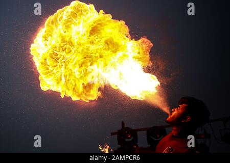 Dhaka, Bangladesh. 14th Gen 2020. I Flame-eaters si sono riuniti sul tetto per intrattenere le persone con le loro abilità di manipolare il fuoco durante la celebrazione del Festival Shakrain 2020. (Foto Di Md Rakibul Hasan/Pacific Press) Credito: Pacific Press Agency/Alamy Live News Foto Stock