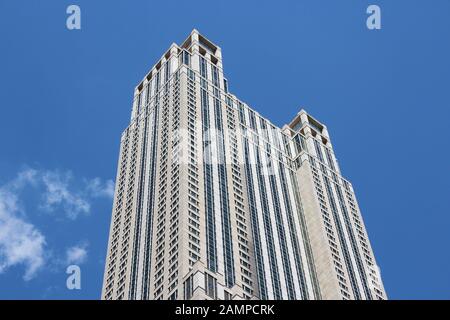 CHICAGO, Stati Uniti d'America - 28 giugno 2013: 900 North Michigan grattacielo a Chicago. È 265m di altezza e come di 2013 è il venticinquesimo edificio più alto negli Stati Uniti. Foto Stock