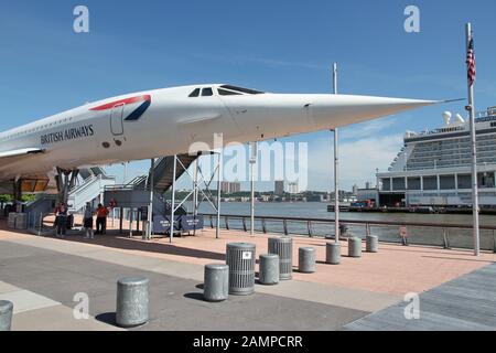 NEW YORK, Stati Uniti d'America - luglio 7, 2013: la gente visita Concorde a Intrepid Sea, Air & Space Museum di New York. Il museo si trova a bordo di USS Intrepid, ret Foto Stock