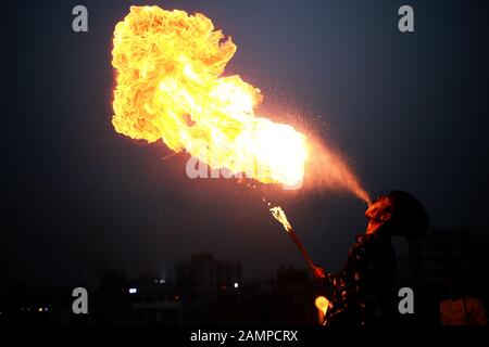 Dhaka, Bangladesh. 14th Gen 2020. I Flame-eaters si sono riuniti sul tetto per intrattenere le persone con le loro abilità di manipolare il fuoco durante la celebrazione del Festival Shakrain 2020. (Foto Di Md Rakibul Hasan/Pacific Press) Credito: Pacific Press Agency/Alamy Live News Foto Stock