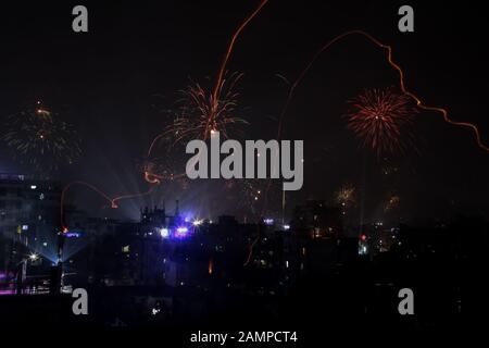 Dhaka, Bangladesh. 14th Gen 2020. Fuochi d'artificio accendere la vecchia Dhaka alla fine del 'Festival di Shakrain'. (Foto Di Md Rakibul Hasan/Pacific Press) Credito: Pacific Press Agency/Alamy Live News Foto Stock