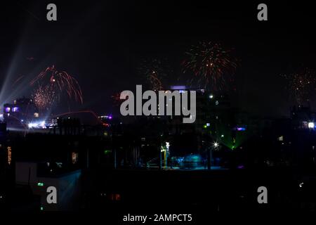 Dhaka, Bangladesh. 14th Gen 2020. Fuochi d'artificio accendere la vecchia Dhaka alla fine del 'Festival di Shakrain'. (Foto Di Md Rakibul Hasan/Pacific Press) Credito: Pacific Press Agency/Alamy Live News Foto Stock