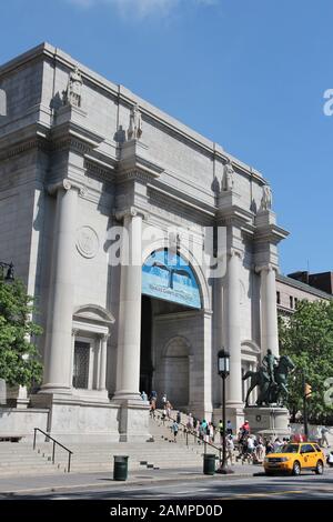 NEW YORK, Stati Uniti d'America - 6 Luglio 2013: la gente visita il Museo Americano di Storia Naturale di New York. Il museo dispone di 5 milioni di visitatori annui. Foto Stock