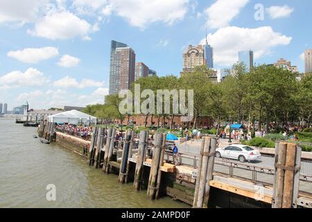 NEW YORK, Stati Uniti d'America - luglio 6, 2013: la gente a piedi in Battery Park a New York. Quasi 19 milioni di persone vivono in area metropolitana di New York City. Foto Stock