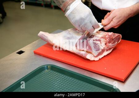 Chef del ristorante che prepara un misto di manzo. Foto Stock