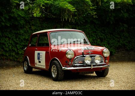 Replica di Paddy Hopkirk's 1964 Monte Carlo Rally Winning Mini, 33 EJB , parcheggiato in un classico evento automobilistico Foto Stock