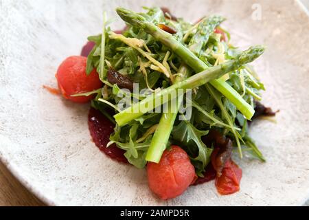 Insalata di barbabietole e pomodori con rucola e asparagi. Foto Stock