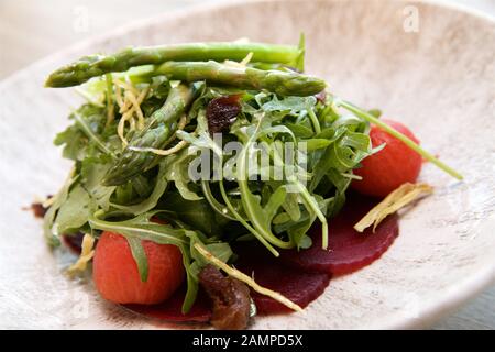 Insalata di barbabietole e pomodori con rucola e asparagi. Foto Stock