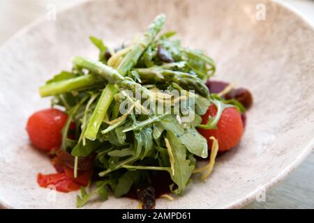 Insalata di barbabietole e pomodori con rucola e asparagi. Foto Stock