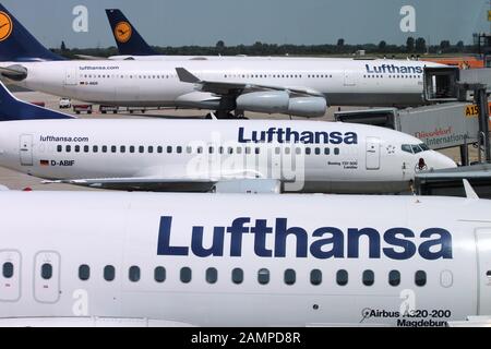 Dusseldorf, GERMANIA - 8 LUGLIO 2013: Più aerei Lufthansa aspettano all'aeroporto di Dusseldorf, Germania. Il Gruppo Lufthansa ha registrato oltre 103 milioni di passaggi Foto Stock