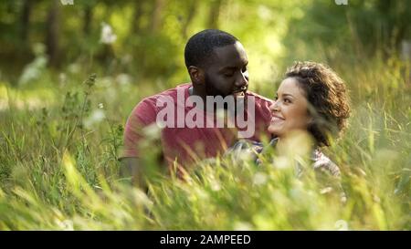 Bella coppia trascorrere insieme il tempo alla data all'aperto, uomo che fa ridere donna Foto Stock