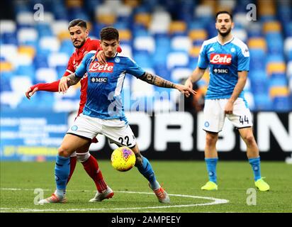 Napoli, Italia. 14th Gennaio 2020; Stadio San Paolo, Napoli, Campania, Italia; Coppa Italia Calcio, Napoli Contro Perugia; Giovanni Di Lorenzo Di Napoli Sfida Da Diego Falcinelli Di Perugia - Editorial Use Credit: Action Plus Sports Images/Alamy Live News Foto Stock