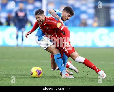 Napoli, Italia. 14th Gennaio 2020; Stadio San Paolo, Napoli, Campania, Italia; Coppa Italia Calcio, Napoli Contro Perugia; Giovanni Di Lorenzo Di Napoli Battuto A Turno Da Diego Falcinelli Di Perugia - Editorial Use Credit: Action Plus Sports Images/Alamy Live News Foto Stock