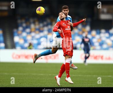 Napoli, Italia. 14th Gennaio 2020; Stadio San Paolo, Napoli, Campania, Italia; Coppa Italia Calcio, Napoli Contro Perugia; Giovanni Di Lorenzo Di Napoli Sfida Diego Falcinelli Di Perugia Per L'Intestazione - Editorial Use Credit: Action Plus Sports Images/Alamy Live News Foto Stock