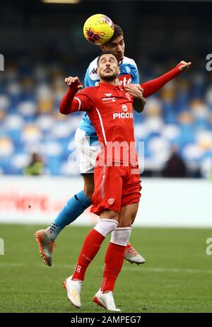 Napoli, Italia. 14th Gennaio 2020; Stadio San Paolo, Napoli, Campania, Italia; Coppa Italia Calcio, Napoli Contro Perugia; Giovanni Di Lorenzo Di Napoli Sfida Diego Falcinelli Di Perugia Per L'Intestazione - Editorial Use Credit: Action Plus Sports Images/Alamy Live News Foto Stock