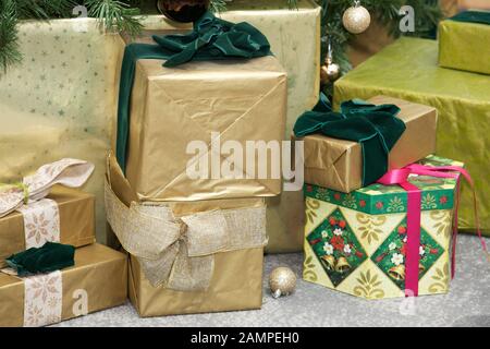 Borsa regalo per le feste Chanel con nastri bianchi sotto l'albero di Natale.  Regali di lusso per l'anno nuovo Foto stock - Alamy