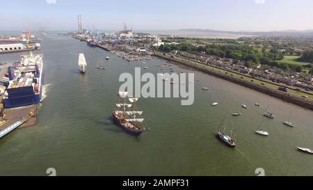 Veduta aerea dei droni di navi alte che navigano attraverso il Porto di Dublino, Irlanda. Foto Stock