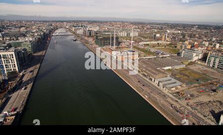 Drone foto aerea del fiume Liffey e l'area dei Docklands di Dublino in Irlanda. Foto Stock