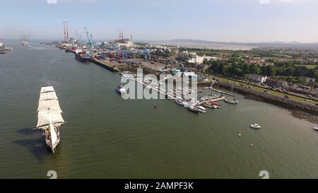 Veduta aerea dei droni di navi alte che navigano attraverso il Porto di Dublino, Irlanda. Foto Stock