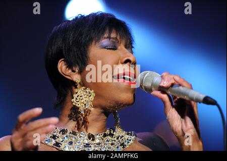 Milano 20/12/2008 concerto dal vivo di Natalie Cole in Piazza Duomo Foto Stock