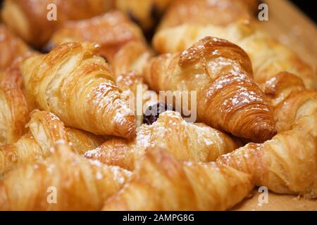 Inquadratura ravvicinata di un vassoio di croissant appena sfornati. Foto Stock