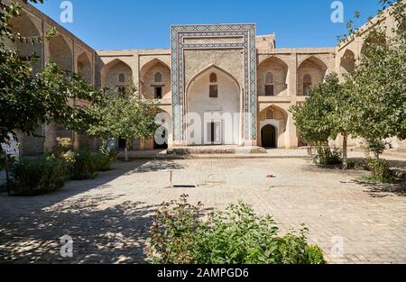 Cortile interno di Madari Khan Madrassah, Bukhara, Uzbekistan, Asia centrale Foto Stock