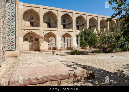 Cortile interno di Madari Khan Madrassah, Bukhara, Uzbekistan, Asia centrale Foto Stock
