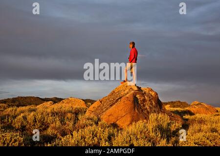 WY03959-00...WYOMING - Ammira la vista dalla cima di una roccia ricoperta di lichen nelle alte praterie che sovrasta il Big Sandy River. Foto Stock