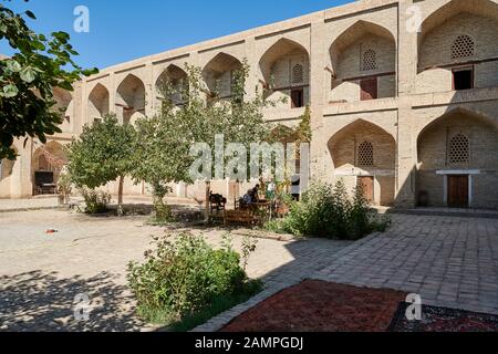 Cortile interno di Madari Khan Madrassah, Bukhara, Uzbekistan, Asia centrale Foto Stock