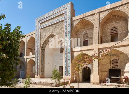 Cortile interno di Madari Khan Madrassah, Bukhara, Uzbekistan, Asia centrale Foto Stock
