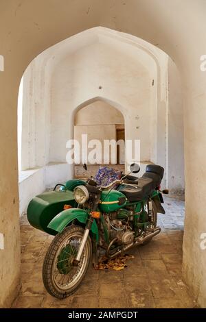 Moto All'Interno Di Madari Khan Madrassah, Bukhara, Uzbekistan, Asia Centrale Foto Stock