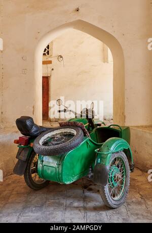 Moto All'Interno Di Madari Khan Madrassah, Bukhara, Uzbekistan, Asia Centrale Foto Stock