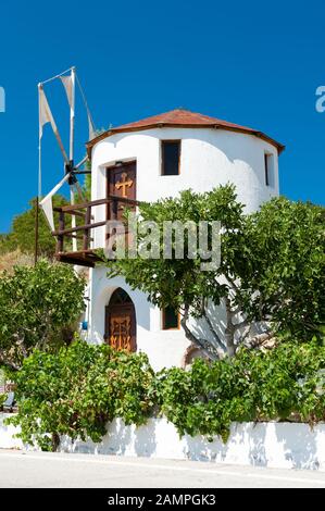 Vecchio mulino trasformato in greco tradizionale ristorante a Monolithos, Rodi, Grecia Foto Stock