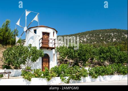 Vecchio mulino trasformato in greco tradizionale ristorante a Monolithos, Rodi, Grecia Foto Stock