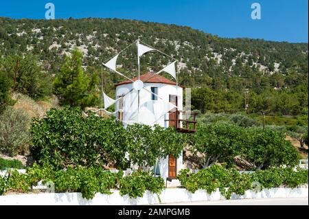 Vecchio mulino trasformato in greco tradizionale ristorante a Monolithos, Rodi, Grecia Foto Stock