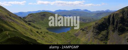 Vista Su Grisedale Tarn E La Catena Montuosa Di Helvellyn, La Foresta Di Grisedale, Il Lake District National Park, Cumbria, Inghilterra Foto Stock