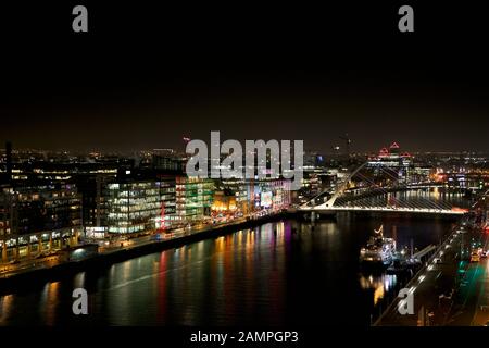 Vista del Dublin Docklands e Samuel Beckett Bridge illuminato per il Natale 2019. Foto Stock