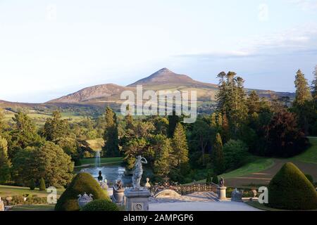 Sugarloaf Mountain nella contea di Wicklow, Irlanda visto dai giardini di al Powerscourt House. Foto Stock