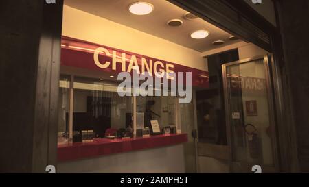 Servizio di cambio valuta disponibile per i turisti all'estero, tasso di crescita forex Foto Stock