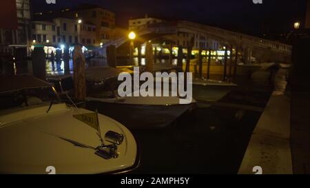 Barche di taxi acquatico ormeggiate all'ormeggio notturno, trasporto passeggeri a Venezia Foto Stock