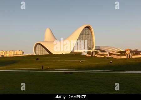 Baku in Azerbaijan - Novembre 12, 2019: Heydar Aliyev Center è un centro culturale costruito su Heydar Aliyev Avenue nella città di Baku. Foto Stock