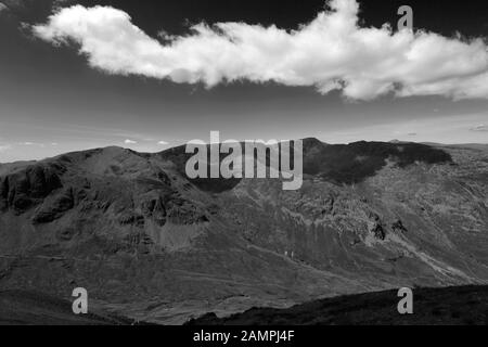 Vista sulla catena montuosa Helvellyn, la foresta di Grisedale, il Lake District National Park, Cumbria, Inghilterra Foto Stock