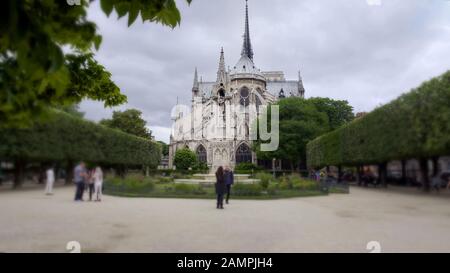 Facciata della Cattedrale di Notre-Dame a Parigi, persone che fotografano vicino alla chiesa Foto Stock