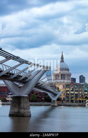Millennium Bridge sul Tamigi con cupola della Cattedrale di St. Paul oltre, Londra, Inghilterra, Regno Unito