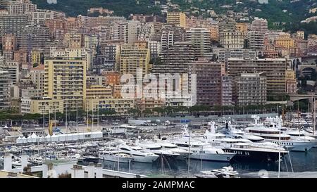 Immobili residenziali a Monaco, molti yacht costosi ormeggiati nel porto Foto Stock